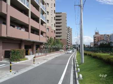 マンションの西側前面道路