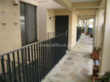 石の貼られた空中廊下