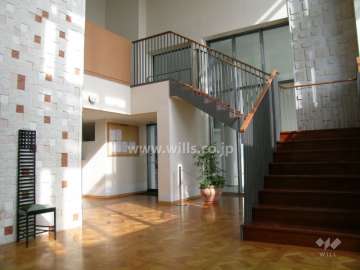 3層吹き抜けでガラス張りの開放感のあるエントランスホール