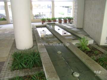 棟を結ぶ通路に沿ってある水盤