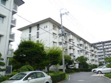 公社山田西第一次団地A-5棟の外観（東側から）