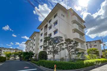 公社山田西第一次団地A-6棟の外観（北西側）