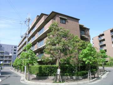 セントポリア豊中弐番館の外観（北東側から）　周囲はマンションが多く立ち並ぶ住宅地です。