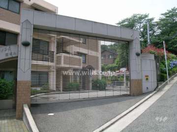 リングシャッター付きの駐車場入口