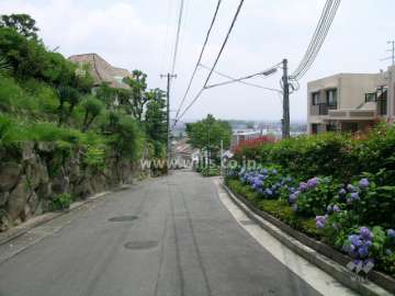 高台にあり、駅までの道のりは坂道