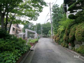 周辺は緑豊かで、閑静な住宅地