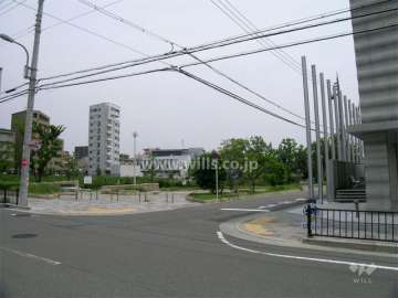 敷地の東側は道路を挟んで、『羽鷹池公園』です