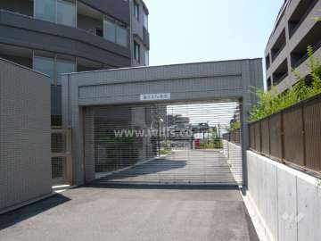 リングシャッター付きの駐車場入口