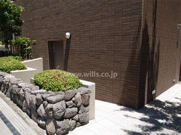 エントランス横にある駐輪場入り口