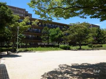 敷地の東側は『ももの木公園』に面し、公園内には遊具が設置され、子供の遊び場にピッタリです。