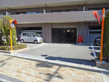 駐車場の出入り口。（屋外平面式駐車場があります。）