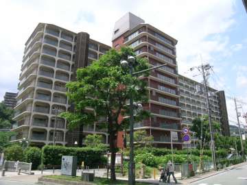ローズハイツ宝塚の外観（北東側から）　すぐ北側は阪急「宝塚」駅です。