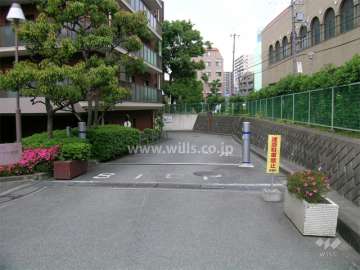 ロボットゲート付きの駐車場入り口