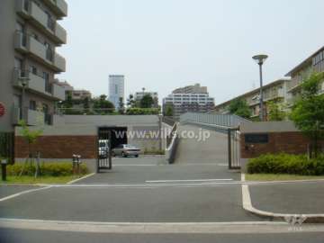 東側前面道路から敷地内駐車場への通路