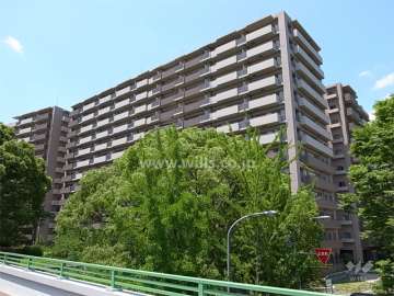 ローレルコート新千里東町あかしやの丘3番館外観(南東側から）