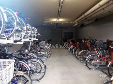 屋内にある駐輪場