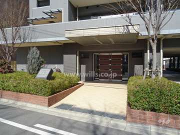 エントランスの両脇には植栽スペースが設けられています。