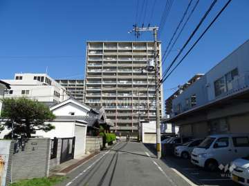 プラウド江坂の外観（南側から）