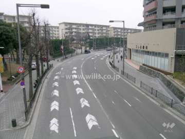 敷地の西側の道路。1階には店舗が入っています。