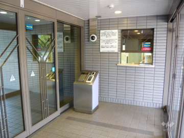 エントランスはオートロック付きです。