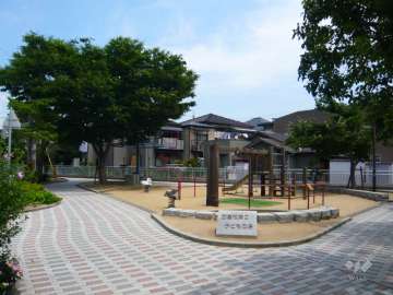 エントランス前にある公園