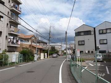 敷地南側の前面道路。周辺はマンションと一戸建てが混在する住宅地です。