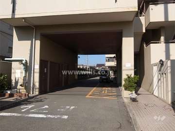 駐車場入り口（車寄せのスペースにもなります。）