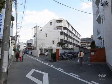 敷地西側の前面道路