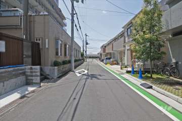 敷地北側の前面道路（東側から）
