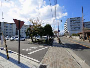 敷地北側のバス通り