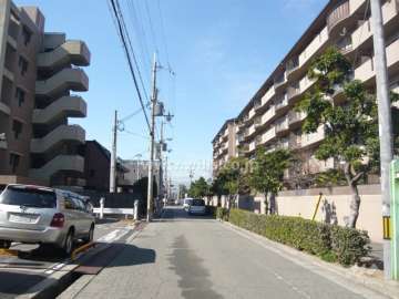 周辺はマンションが建ち並ぶ区画の整った住宅地です。