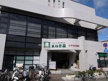 地階から地上2階は一部店舗になっています。