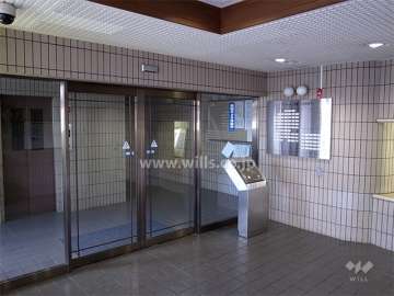 エントランスはオートロック付きです。