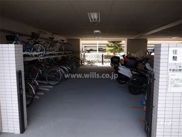 駐輪場とバイク置き場