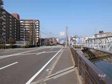 敷地北側は4車線の通り。すぐ北東側には庄下川が流れています。
