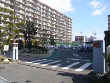 駐車場出入り口はロボットゲート付きです。