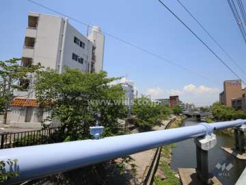 敷地東側には庄下川が流れています。