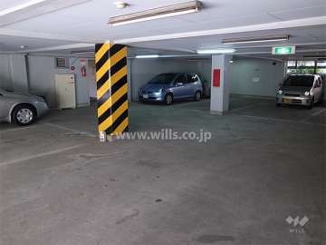 地階にある敷地内駐車場