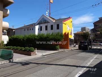 すぐ東側には五合橋線が走っており、沿道には店舗が建ち並んでいます。