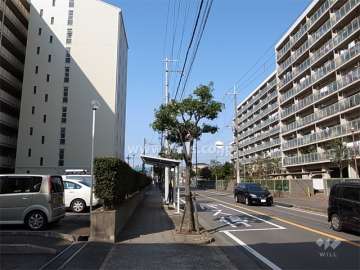 敷地の北側は二車線のバス通りで、目の前にバス停があります。