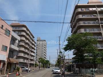 敷地西側の前面道路。右がA棟、左がB棟です。