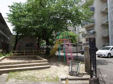 敷地に隣接する小さな公園