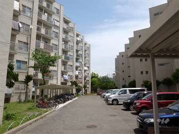 敷地内駐車場（平面式）　すぐ北側にはA棟が立っています。