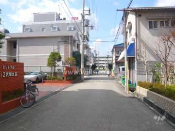 周辺は区画の整った住宅地です。
