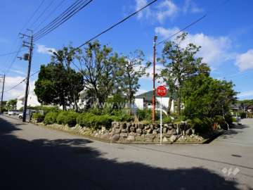 周辺は第1種低層住居専用地域内の閑静な住宅地です。