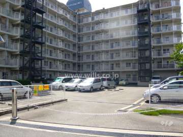 敷地内駐車場（屋外平面式　出入口にはロボットゲートが付いています。）
