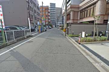 敷地南側の前面道路（東側から）