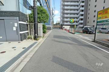 敷地南側の前面道路（西側から）