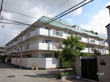 シャルマンコーポ塚口の外観（南西側から）