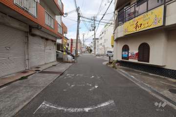 敷地西側の前面道路